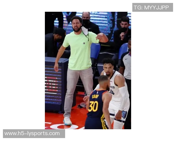 库里穿安踏鞋引发克莱赞叹希望他能赢但也表示敬意