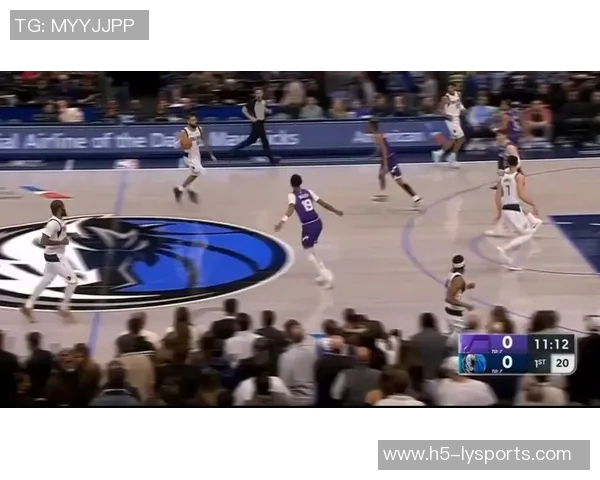 克莱半场表现出色8投4中三分命中率高达50助力球队取得良好开局 克莱半场表现出色8投4中三分命中率高达50助力球队取得良好开局