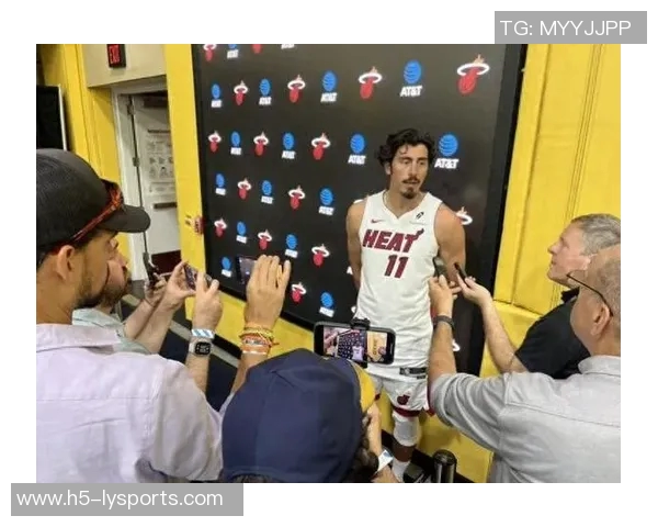 哈克斯替补出彩12投9中高效贡献19分5助攻2抢断助力球队胜利