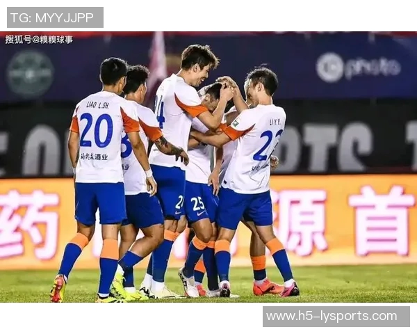 泰山队球员刘世博与彭欣力启程迪拜参与青岛西海岸冬季训练